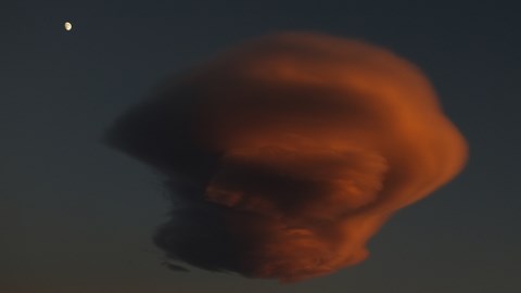  Ce lenticulaire avait rendez vous avec la lune