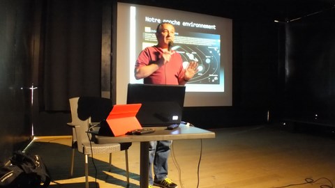 Conférence sur la structure de l'univers, du système solaire aux superamas de galaxies.