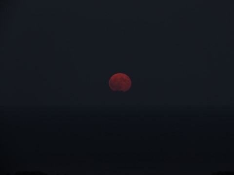 Lune de sang  du 26/08/2018 juste au dessus des sommets de l'île de Montecristo 