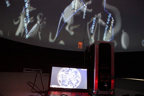 le projecteur numérique du planétarium